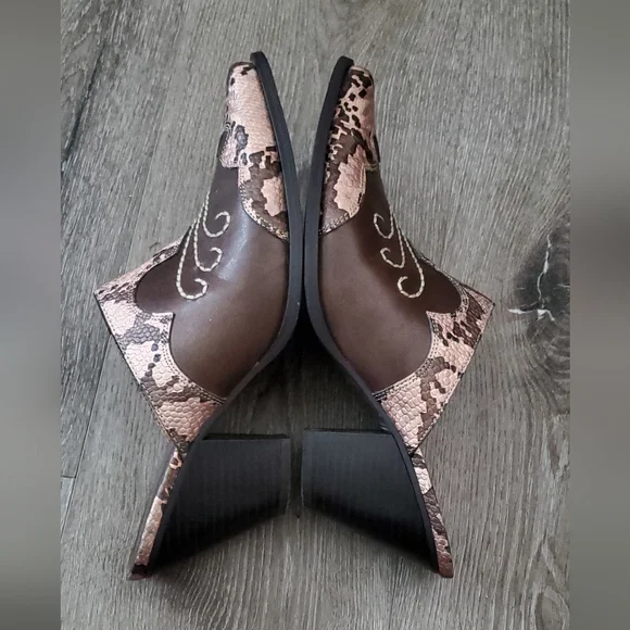 Rampage Women's Brown and Gold Western Mules - Picture 4 of 6